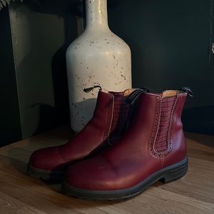 Size 7 red plaid blundstone boots